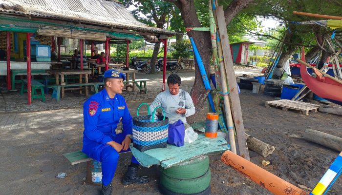 Bripka I Nyoman Suma Berikan Sosialisasi Serta Binmas Kepada Masyarakat Pesisir Pantai Waru Jajar