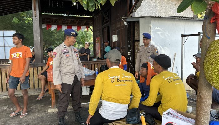 Aiptu I Gede Eka Giat Patroli Rutin Menghimbau Kepada Pengunjung Yang Membawa Anak Untuk Waspada Saat Di Pinggir Pantai