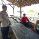 Bripka I Nyoman Suma Berikan Edukasi Serta Binmas Perairan Dikawasan Pesisir Pantai Meneng