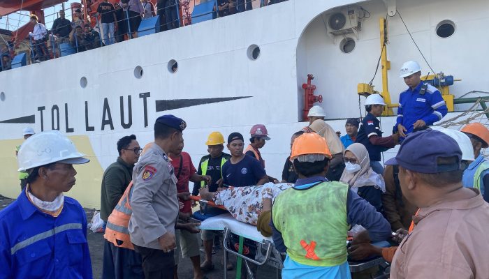 Personel Satpolairud Lakukan Proses Evakuasi Terhadap Penumpang Kapal Perintis