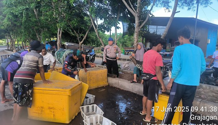 Bripka Agam Sambangi Kelompok Nelayan Serta Masyarakat Pesisir Pantai Grajagan
