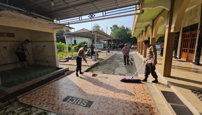 Polsek Tikung Gelar Bakti Religi Bersihkan Masjid dan TPU dalam Rangka Hari Bhayangkara ke-79