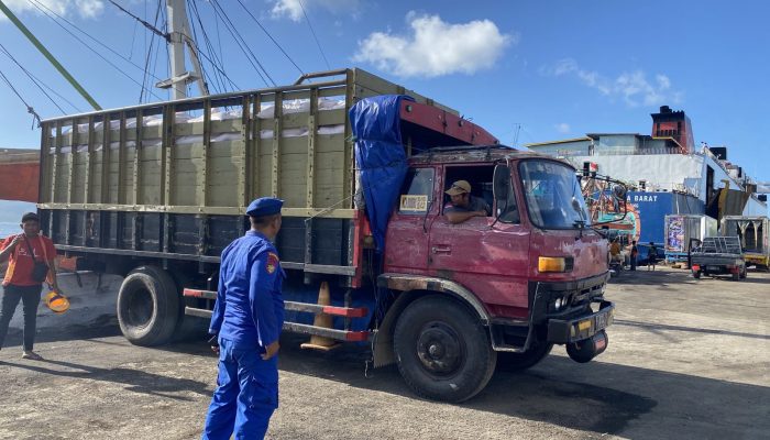 Personel Satpooairud Banyuwangi Giat Patroli Binmas Serta Memberikan Himbauan Kepada Para Nelayan Untuk Waspada Cuaca Extrim