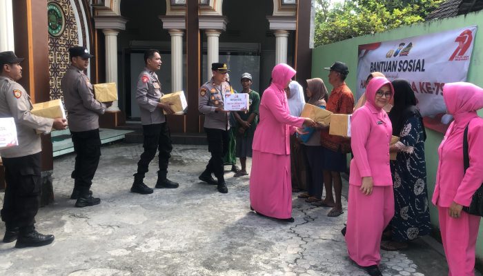 Polsek Sekaran Salurkan Bantuan Sosial Kepada Penjaga Masjid di Momen Hari Bhayangkara ke-79