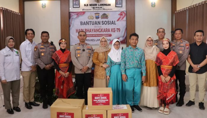 Wakapolres Lamongan Berikan Bansos untuk Penyandang Disabilitas di SLB Negeri Lamongan dalam Rangka HUT Bhayangkara ke-79