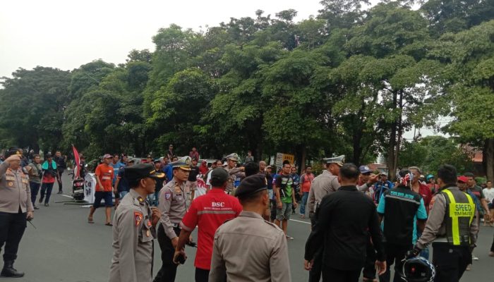 Demo Sopir Truk di Surabaya Massa Tutup Jalan A Yani Taman Pelangi