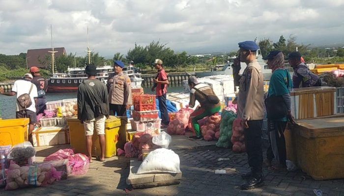 Aipda Haerul Umam, S.H Giat Patroli Serta Memberikan Pemahaman Langsung Kepada Masyarakat Pesisir Untuk Selalu Jaga Keselamatan Kerja