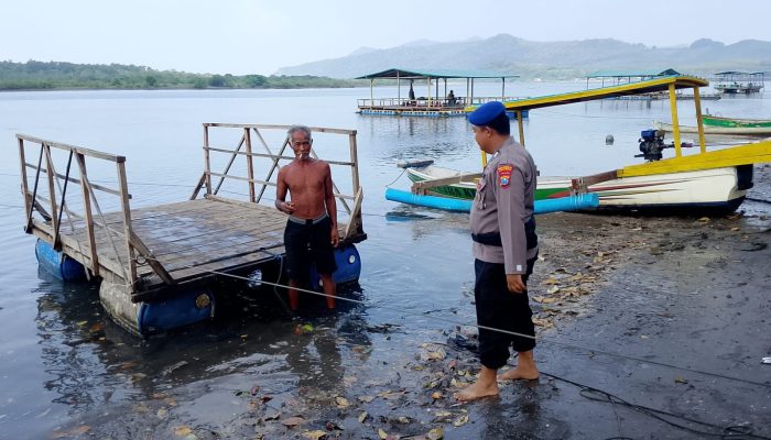 Aiptu Erman Wahyudi, S.H Berikan Himbauan Kepada Masyarakat Pengunjung Untuk Selalu Waspada Terhadap Perubahan Cuaca