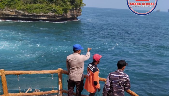 Polres Malang dan SAR Gabungan Cari Mahasiswa Terseret Arus di Pantai Ungapan