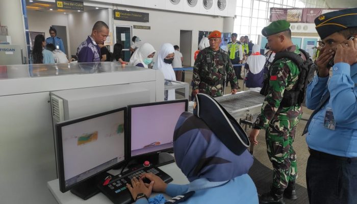 Cegah Ancaman Bom Tim Jihandak Yonzipur 1/DD Sterilisasi Pesawat Saudi Arabian Airlines SVA 5688 di Bandara Kualanamu