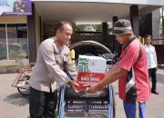 Polres Lamongan Berbagi Sembako untuk Abang Becak di Hari Bhayangkara ke-79