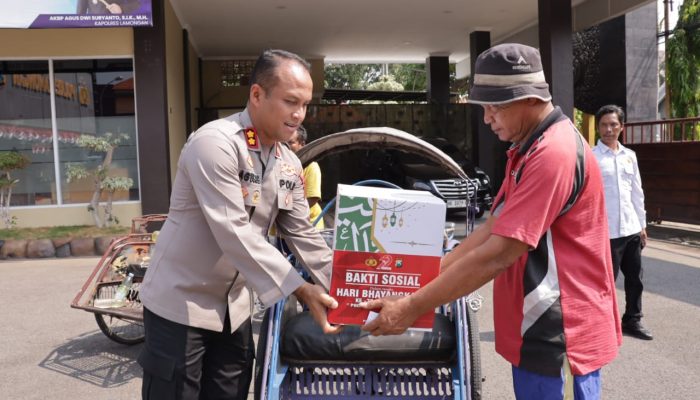 Polres Lamongan Berbagi Sembako untuk Abang Becak di Hari Bhayangkara ke-79