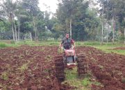 Ringankan Beban Warga, Koptu Eko Febrianto Bantu Petani Bajak Lahan Pertanian