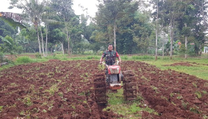 Ringankan Beban Warga, Koptu Eko Febrianto Bantu Petani Bajak Lahan Pertanian