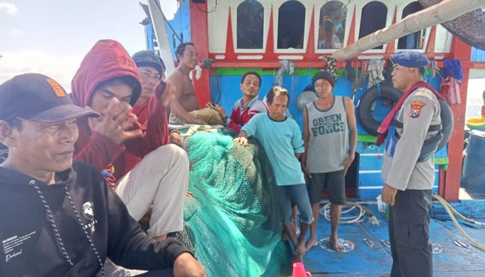 Bripka I Wayan Wedhana Menghimbau Kepada Para Nelayan Untuk Selalu Menjaga Keterbinaan Di Wilayah Pesisir Muncar