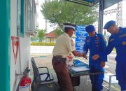 Bripka I Nyoman Suma Lakukan Edukasi Langsung Kepada Security PLN Kabel Bawah Laut Untuk Selalu Waspada Terhadap Orang Asing