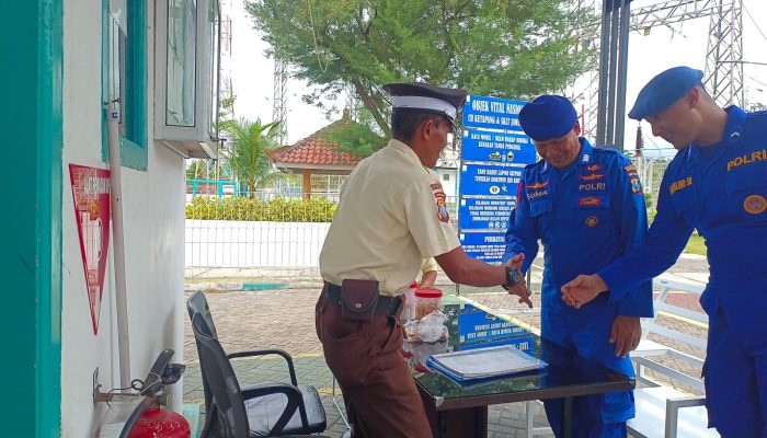 Bripka I Nyoman Suma Lakukan Edukasi Langsung Kepada Security PLN Kabel Bawah Laut Untuk Selalu Waspada Terhadap Orang Asing