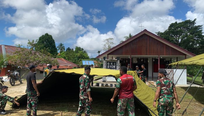 Personel Pos Kotis Satgas Yonif 763/SBA Bantu Penyiapan Anniversary Klasis Aifat Ke-8 di Kabupaten Maybrat