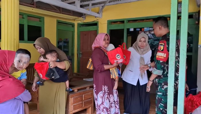 Dukung Program MBG, Serda Mashuri Dampingi Penyaluran Makanan Bergizi untuk Balita dan Ibu Hamil