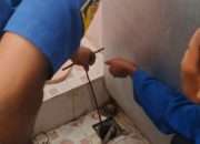 Tim Damkar Pamekasan Berhasil Evakuasi Ular Sanca dari Saluran Pembuangan Rumah Warga