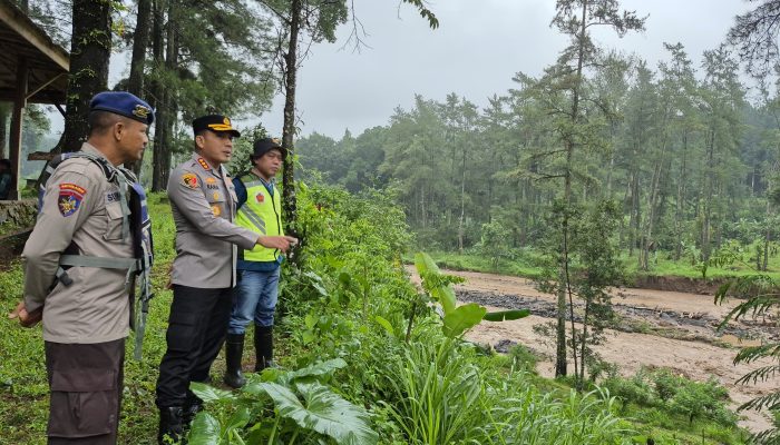 Kapolresta Banyuwangi Tinjau Langsung Lokasi Pencarian Pelajar Yang Hanyut Di Sungai Badeng