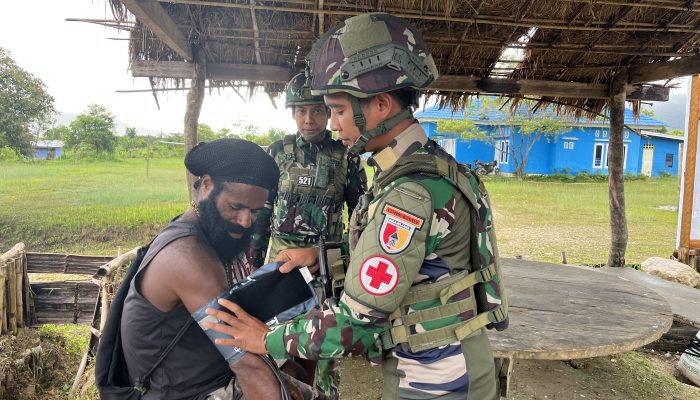 Sentuhan Kasih di Tanah Papua Satgas Yonif 521/DY Berikan Layanan Kesehatan Kepada Masyarakat di Pos Kobakma