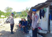 Personel Satpolairut Resta Banyuwangi Lakukan Pendekatan Kepada Masyarakat Pesisir Serta Nelayan Di Area Pantai Meneng