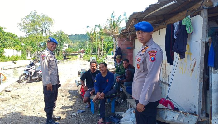 Personel Satpolairut Resta Banyuwangi Lakukan Pendekatan Kepada Masyarakat Pesisir Serta Nelayan Di Area Pantai Meneng