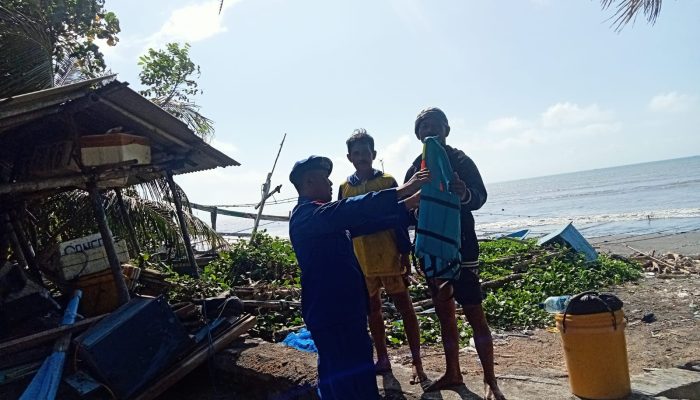 Bripka | Wayan Wedhana Giat Patroli Sosialisasi Serta Himbau Kepada Para Nelayan Untuk Selalu Perhatikan Cuaca Extrim