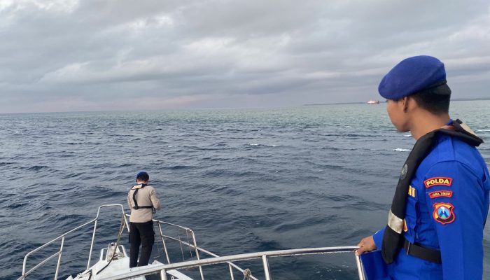 Petugas Gabungan Lakukan Pencarian Korban Kapal Tenggelam Dikawasan Perairan Selat Bali Dan Sekitarnya