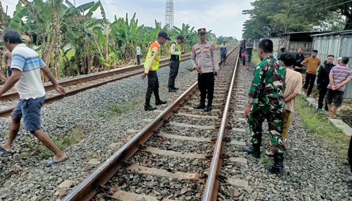 Polsek Sukodadi dan Unit Gakkum Satlantas Polres Lamongan Evakuasi Korban Laka Kereta Api di Desa Kebonsari