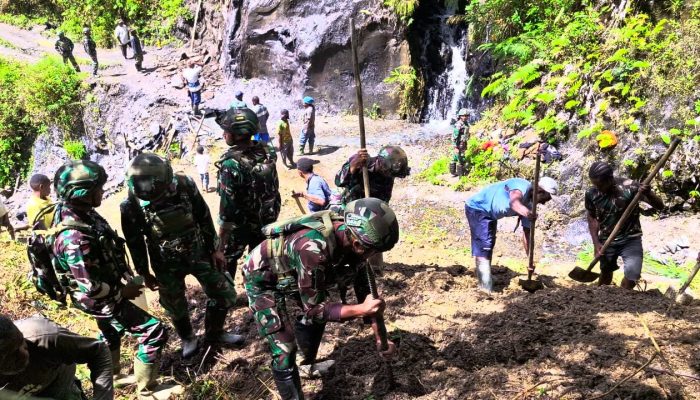 Gotong Royong Satgas Yonif 521/DY Karya Bhakti Perbaikan Jalan di jalur Distrik Eragayam