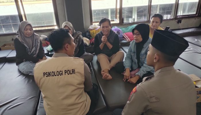 Peduli Psikologis Polresta Banyuwangi Dampingi Keluarga Korban Kapal Tenggelam