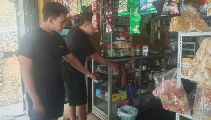 Nekat Dua Pemuda Mencuri Rokok Dalam Lapak Pasar Bantur Malang