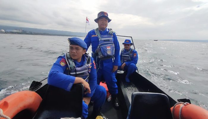 Personel Satpolairud Polresta Banyuwangi Bersama Baharkam Mabes Polri Lakukan Giat SAR Hari Ke Empat Pencarian Korban KMP Tunu Pratama Jaya