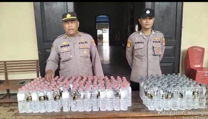 Polsek Babat Amankan Ratusan Botol Arak Bali di Desa Moropelang