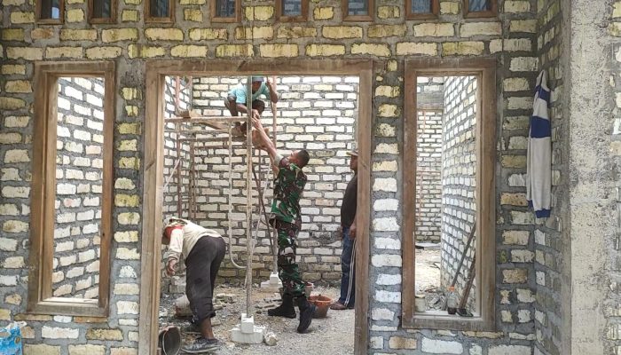 Babinsa Koramil 0826-08 Palengaan Sertu Edy TR Bantu Warga Bangun Rumah di Desa Panaan