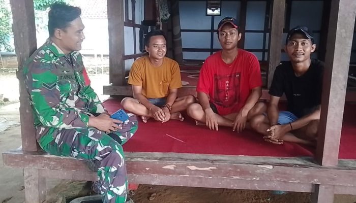 Cegah Kenakalan Remaja, Serda Zainullah Lakukan Komsos dengan Pemuda di Dusun Nyato