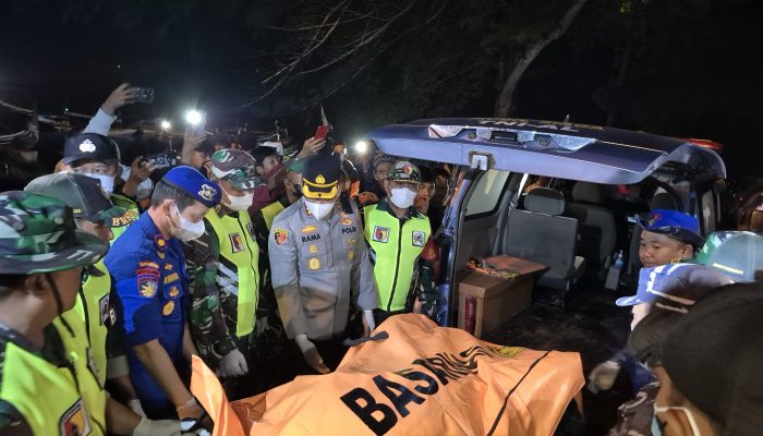 Kapolresta Banyuwangi Pimpin Langsung Evakuasi; Diduga Jenazah Korban ke-13 KMP Tunu Pratama Jaya Di Teluk Banyubiru Alas Purwo