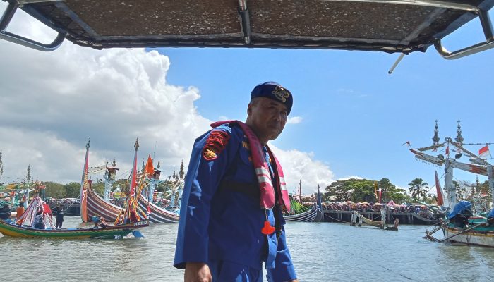 Bripka I Wayan Wedhana Giat Pengamanan Serta Pemantauan Acara Petik Laut Di Kawasan Pantai Muncar