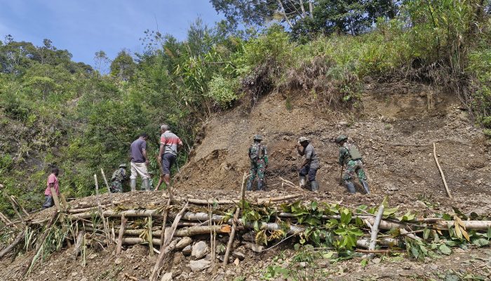 Karya Bhakti Tidak Pernah Berhenti Satgas Yonif 521/DY di Distrik Eragayam