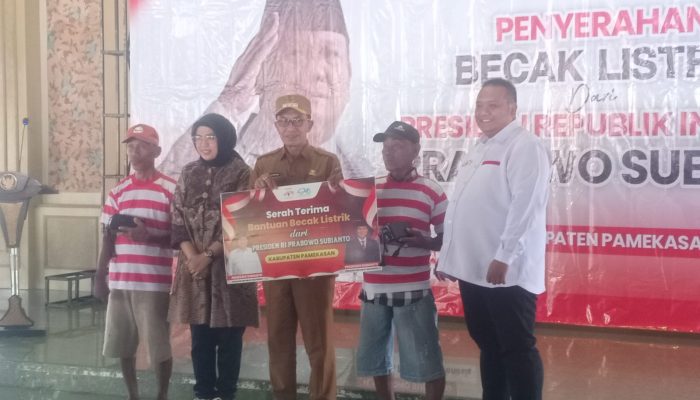 Presiden Prabowo serahkan becak listrik di Pamekasan