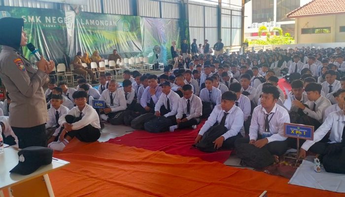 Satbinmas Polres Lamongan Berikan Penyuluhan Pencegahan Kekerasan dan Judi Online di SMKN 1 Lamongan