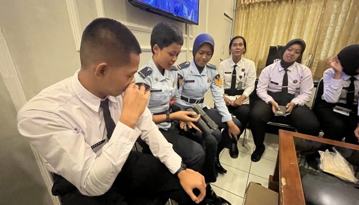 Kesiapan Diuji, Rutan Bangil Ajarkan Tata Cara Cek Senjata Kepada CPNS