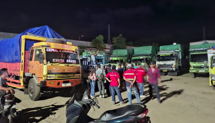 Komunitas Pengurus Kendaraan ( KPK ) Banyuwangi Bagikan Bansos Untuk Sopir Truck Yang Terjebak Macet