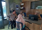 Bhabinkamtibmas Polsek Cigudeg Sambangi Kantor Desa Banyuwangi Ajak Warga Bersama Jaga Kamtibmas