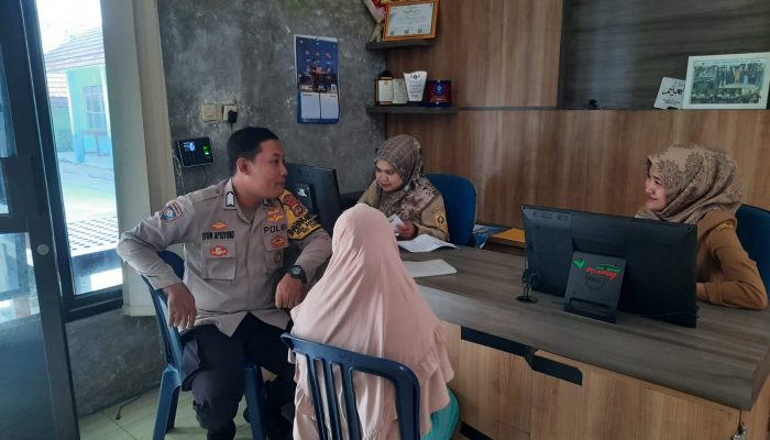 Bhabinkamtibmas Polsek Cigudeg Sambangi Kantor Desa Banyuwangi Ajak Warga Bersama Jaga Kamtibmas