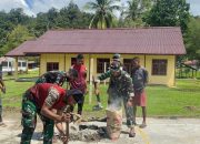 Satgas Pamtas RI-PNG Pos Kokas dan Warga Gelar Gotong Royong Benahi Lapangan Voli