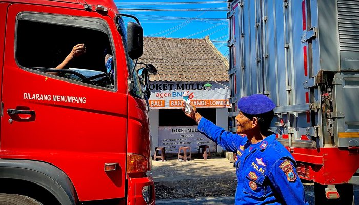 Satpolairud Mengantisipasi Kemacetan Kendaraan Di Jalur Pelabuhan Ketapang Personel Satpolairud Lakukan Ini