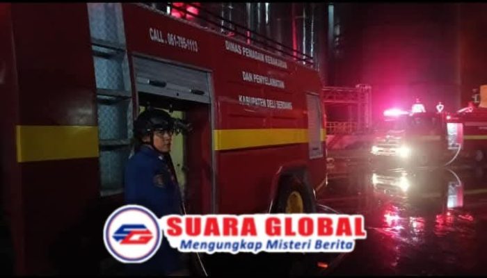 Belasan Petugas Damkar jadi Korban Kebakaran Pabrik Minyak di Medan Labuhan